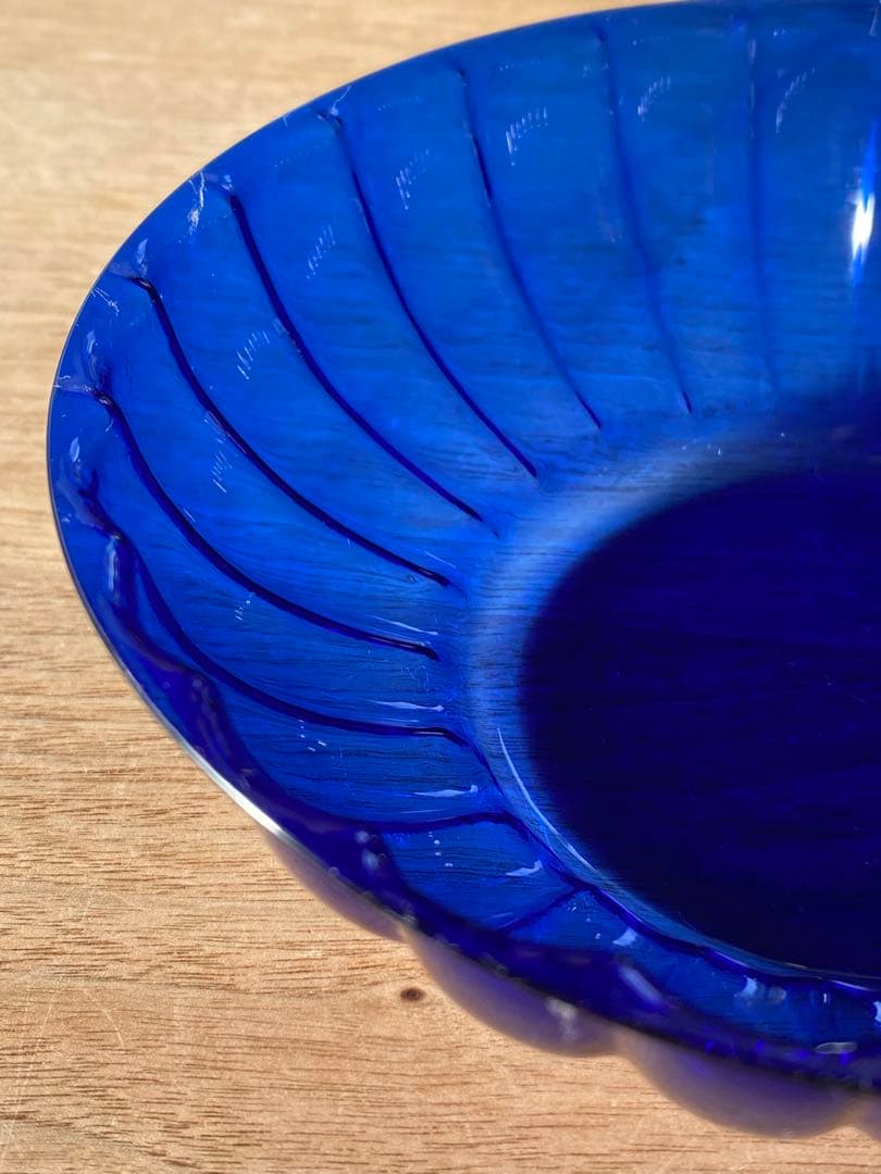 小澄正雄（Masao Kozumi）　型吹き硝子　花弁型瑠璃色bowl