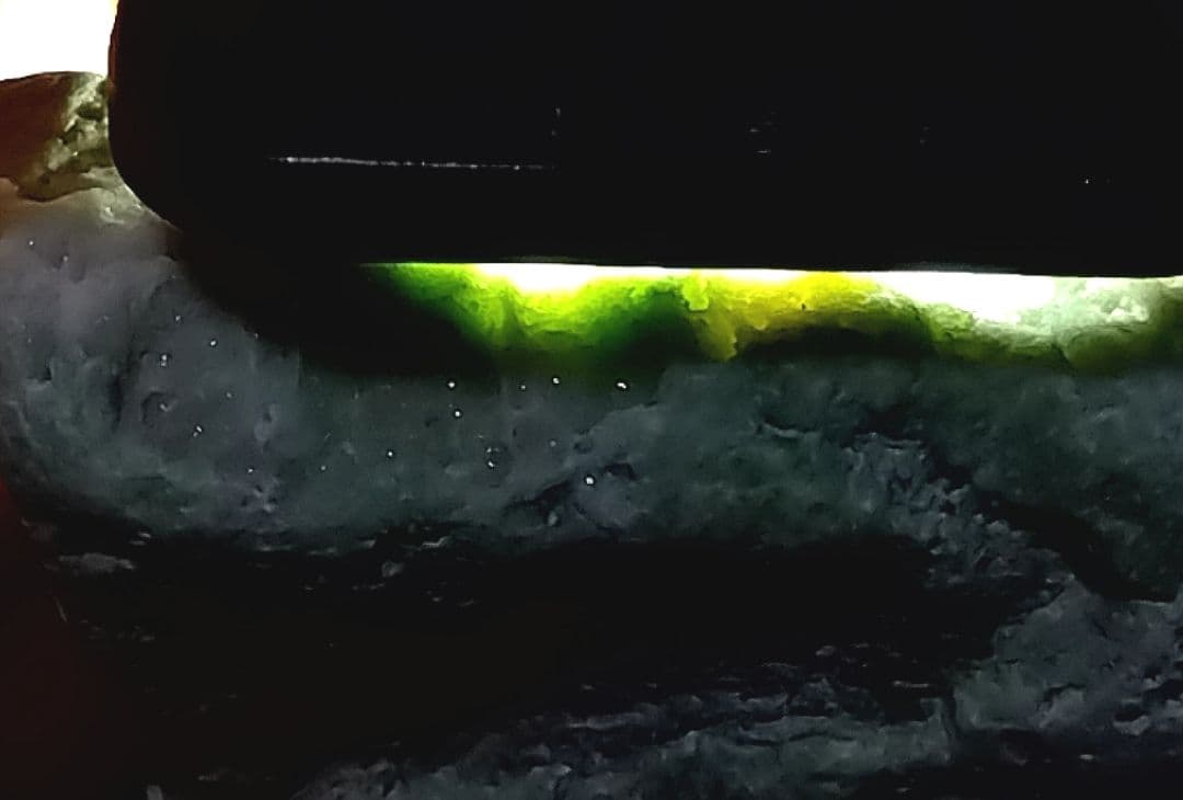 ★翡翠原石★糸魚川硬玉【青海川・転石ウブ・クラスター翡翠299ｇ】