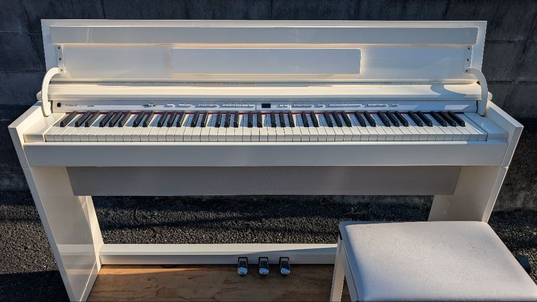 送料込ピカピカ艶有WHITE Roland 電子ピアノ DP90 14年製激美品