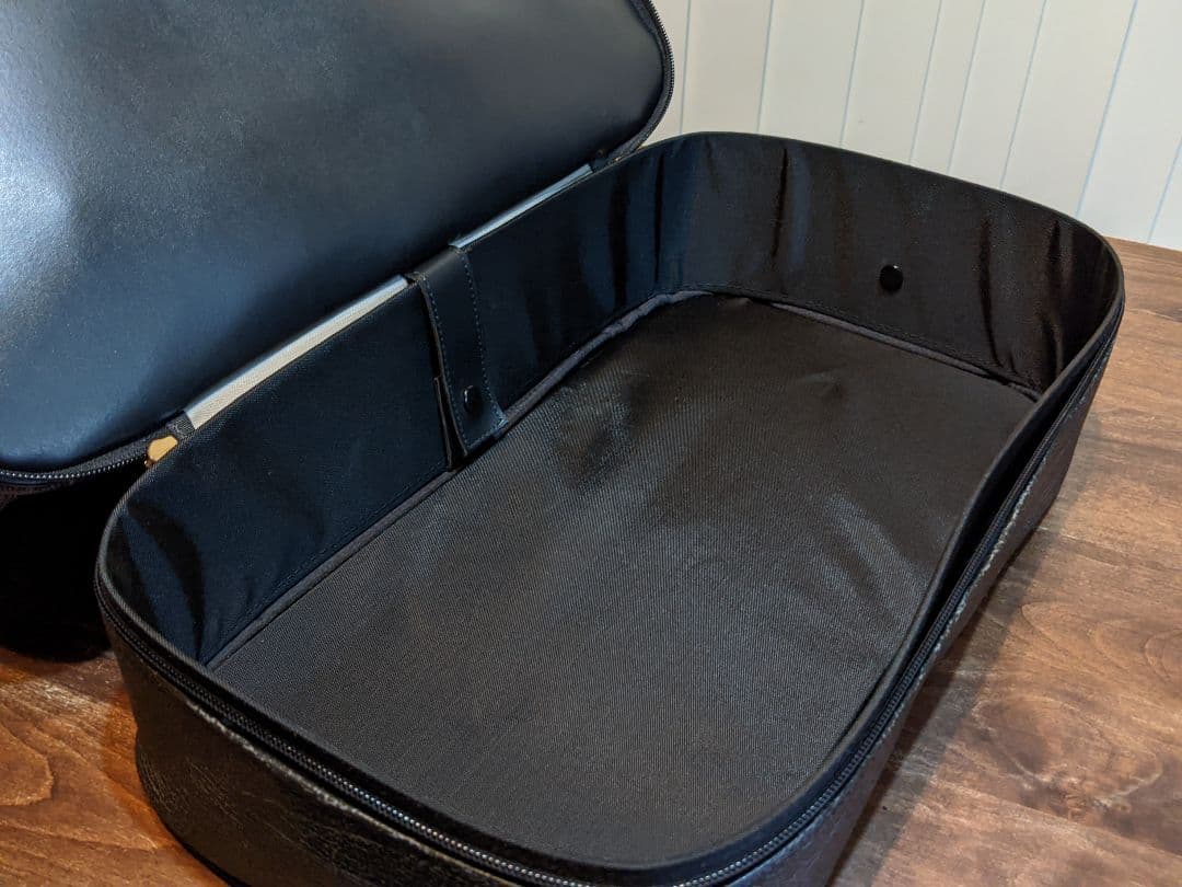 ブラック&ホワイト　ゴルフ　ボストンバッグ　レザー調　2層式　靴　サメ革　系　黒