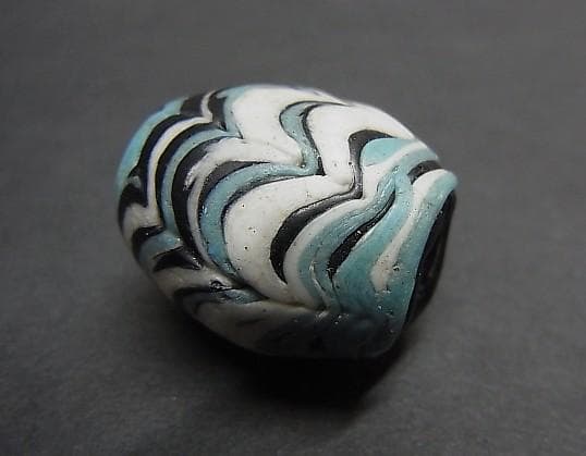 ★G2703★古代とんぼ玉 (A47) イスラム大粒　ガラスビーズ　かきあげ文様