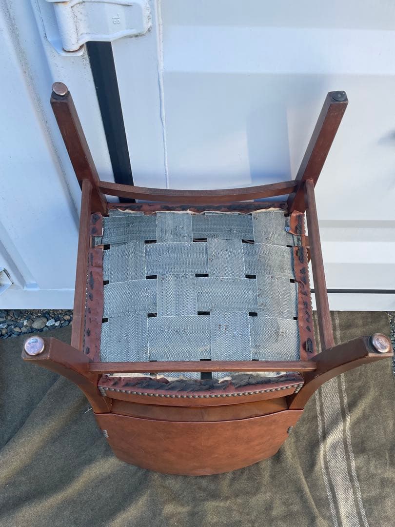 ブラウンフェイクレザー　単鋲アームチェア