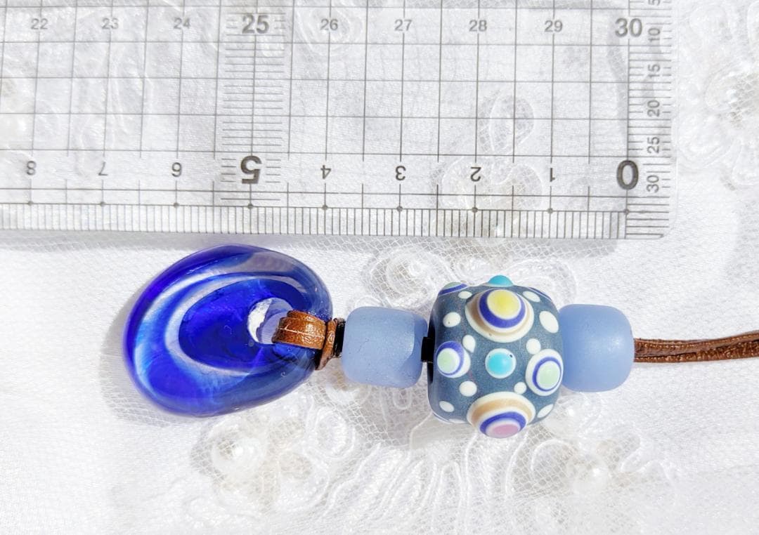 吉田正子トンボ玉（貳拾玖）　皮ひもネックレス　ガラス玉に込めた日本画　和のこころ