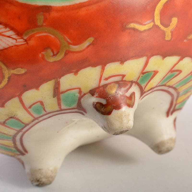 伊万里焼　赤絵金彩　獅子文　丸形三足香炉　透かし火屋付　時代箱付　D　R7196