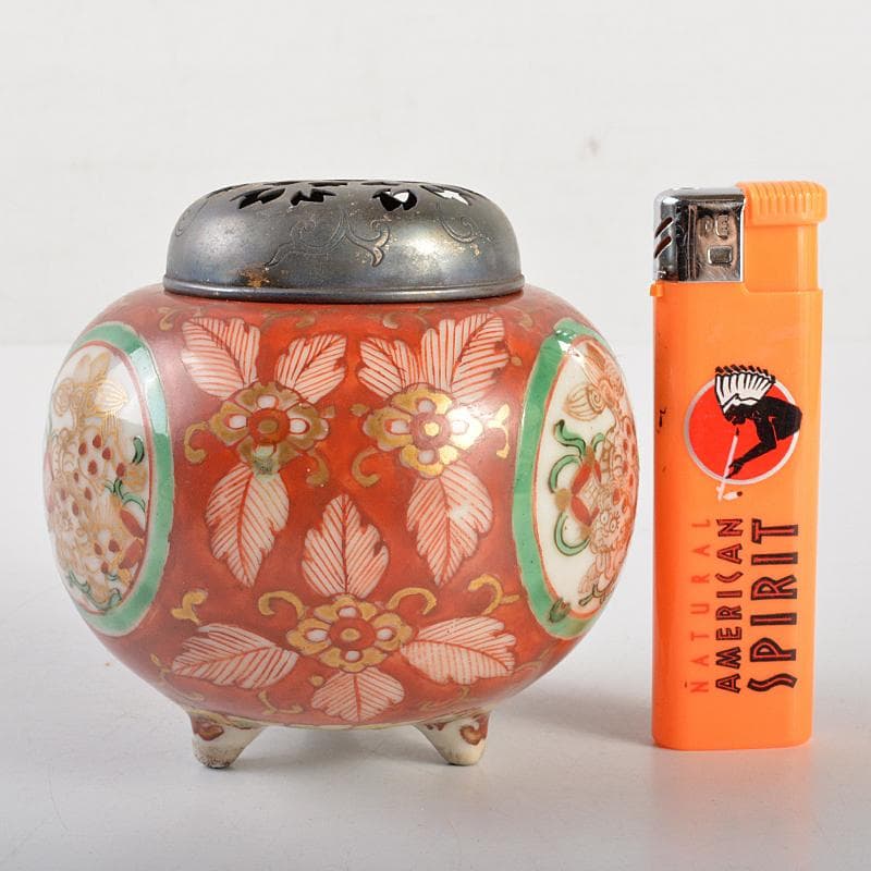 伊万里焼　赤絵金彩　獅子文　丸形三足香炉　透かし火屋付　時代箱付　D　R7196