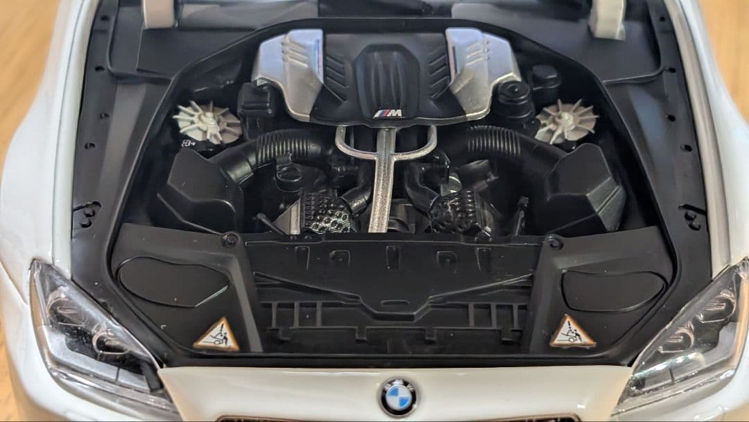 【美品】 M6 F13 ホワイト 1/18 モデルカー