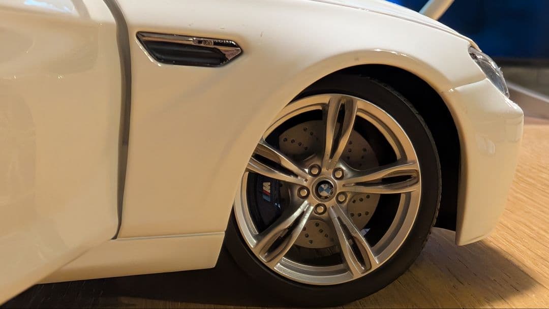 【美品】 M6 F13 ホワイト 1/18 モデルカー