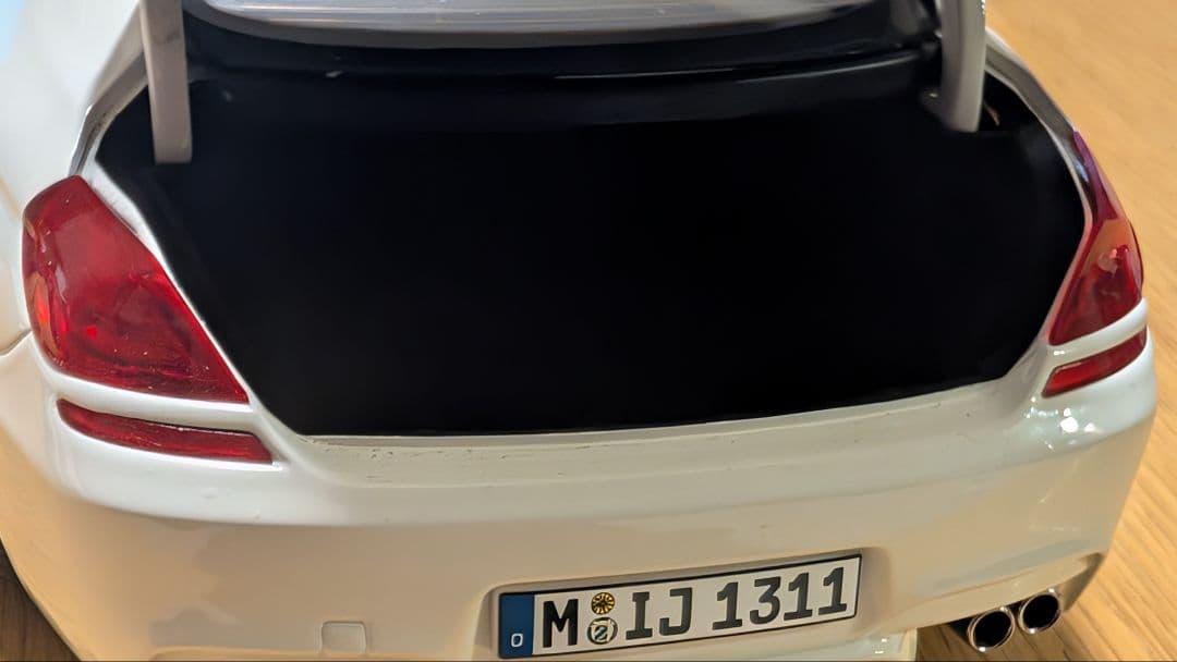 【美品】 M6 F13 ホワイト 1/18 モデルカー