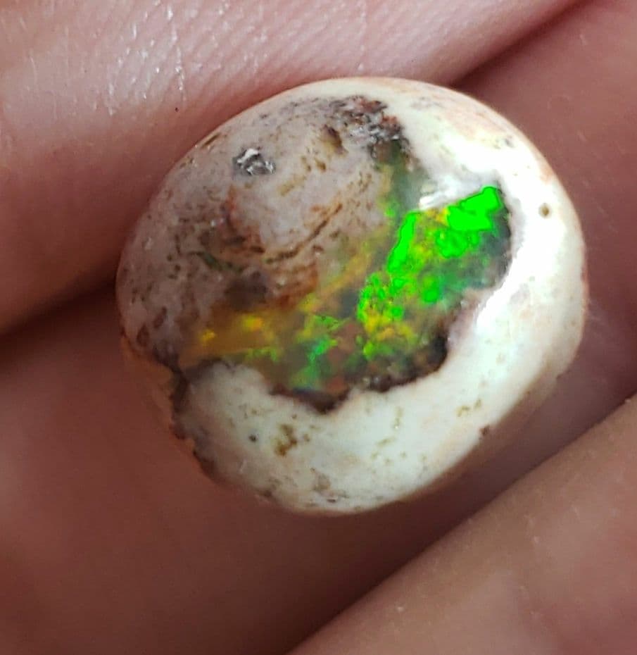 裏まで遊色効果のあるカンテラオパール