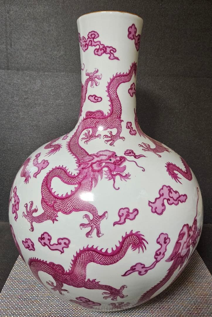 中国美術　中国陶磁器　大清乾隆年製銘　紅釉　粉彩　八龍図　五爪の龍図　大天球瓶