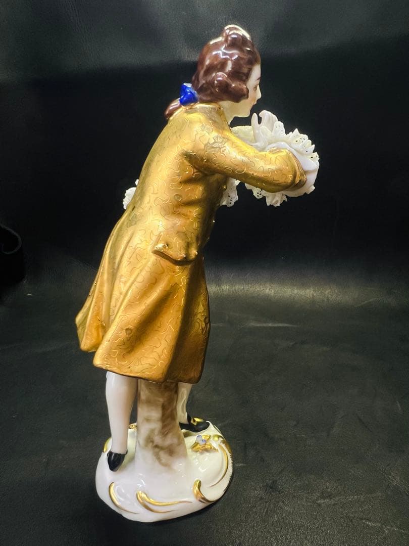 金色のコート 男性フィギュア 陶磁器