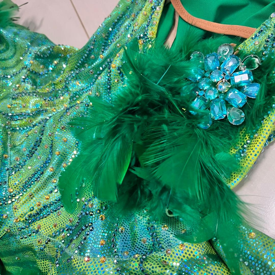 可愛い羽根が華やかな社交ダンスラテンドレス