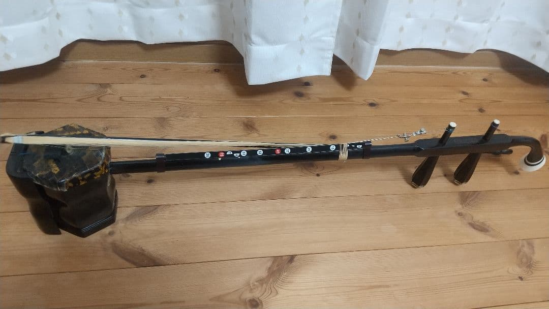 ニ胡　民族古楽器 ソフトケースと音程表示装置、替えの弓、内弦、外弦付き