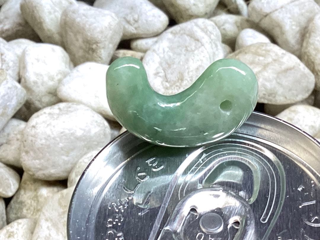 ✳摩訶不思議*開運導き　糸魚川翡翠勾玉*緑色‼️鑑別書付　特別製作の平塚古墳型‼️