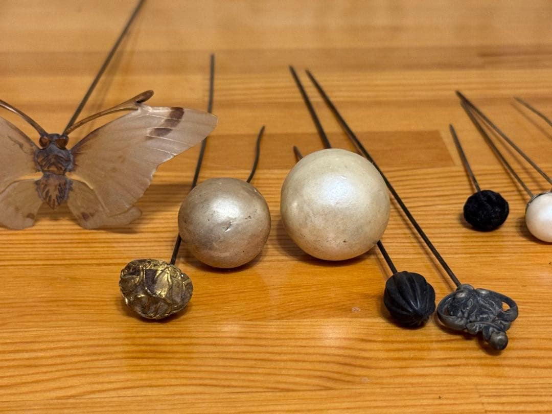 ピンクッション とアンティークピン、台座セット