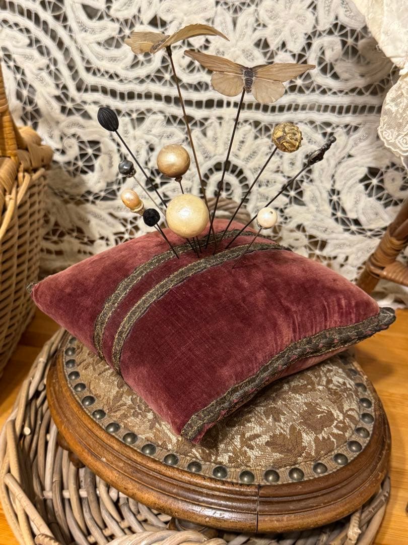 ピンクッション とアンティークピン、台座セット