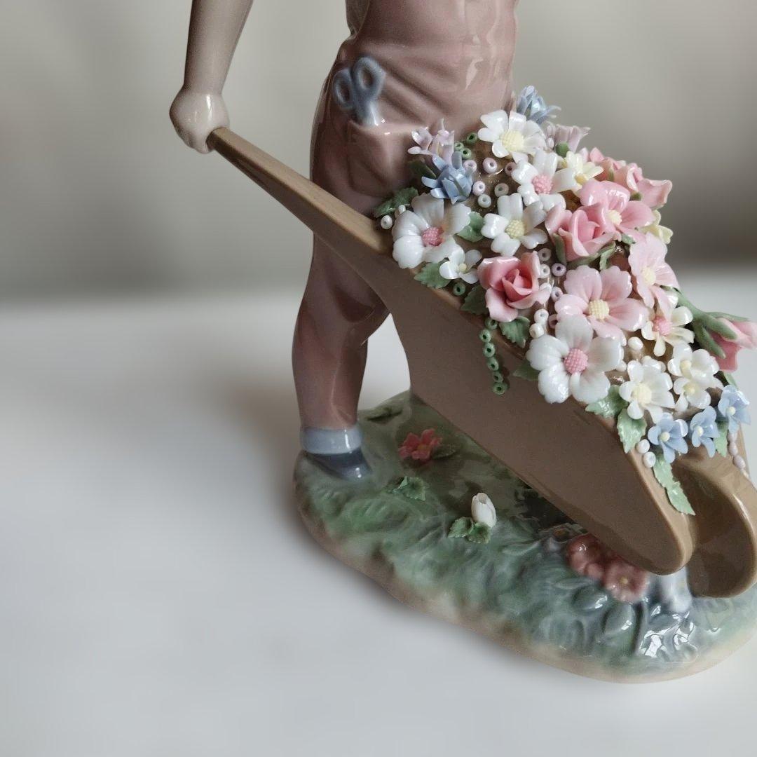 陶器製 子供の像 花手押し車