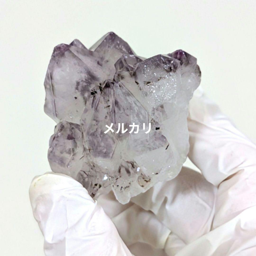 特徴的なアメジスト原石（扇形状内包物入り）