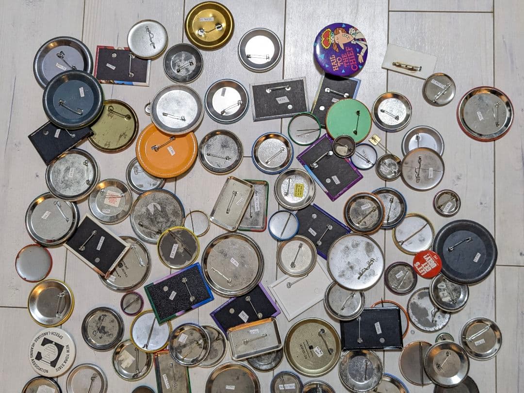 アメリカの缶バッジ 130個 まとめ売り ビンテージ ピンバッジ USA