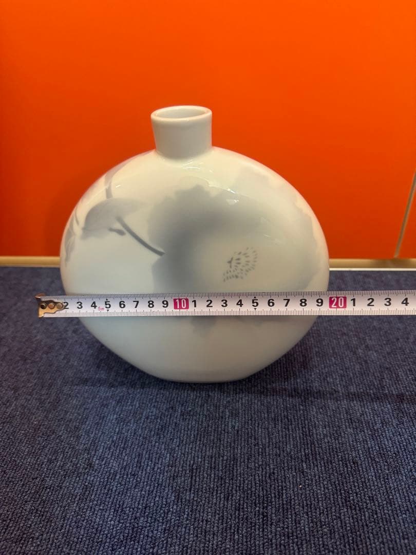 1569 深川製磁　淡釉光彩　薄墨白牡丹　花瓶　未使用