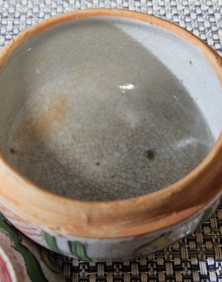 中国古美術　中国古陶磁器　中国南方系　 古安南　色安南　花図　斜線文　香合　合子