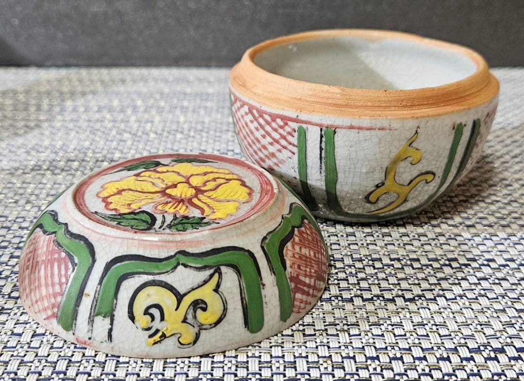 中国古美術　中国古陶磁器　中国南方系　 古安南　色安南　花図　斜線文　香合　合子