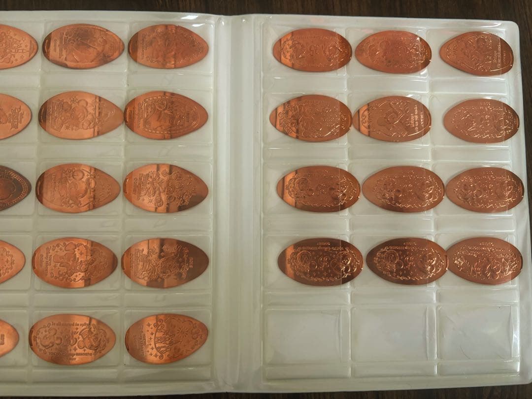 ディズニーリゾート メダルブック 35周年記念メダル+2018年メダル　計42枚