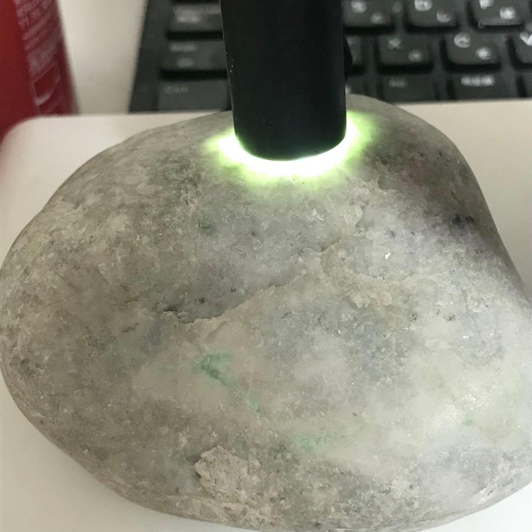 糸魚川翡翠　大きめ海石563g　白地に鮮やかな緑