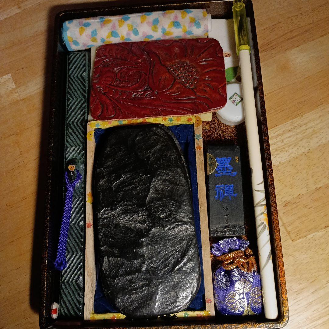 書道セット・雨畑硯(蓋付き)、南部鉄の水差し、筆、墨、文鎮入りです。