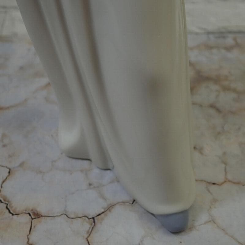 RU-6400 ＮＡＯ フィギュリン あくびをする少女