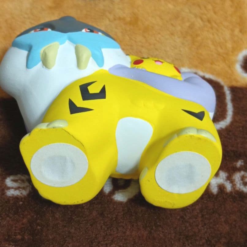 ポケモン　陶飾り ピカチュウとライコウ