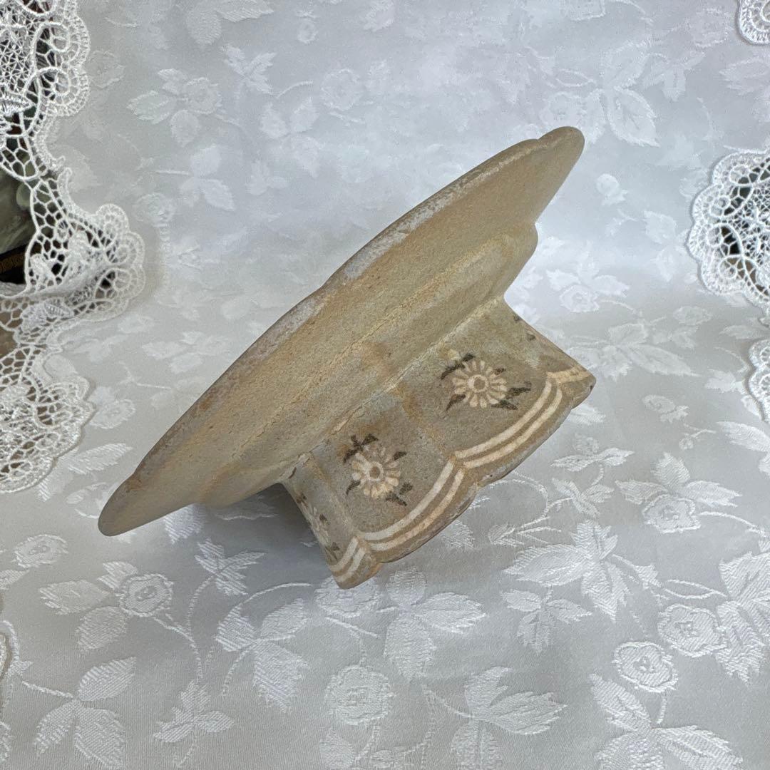 高麗 青磁象嵌陽刻菊花文輪花形　高麗青磁盃台　盞托　骨董品