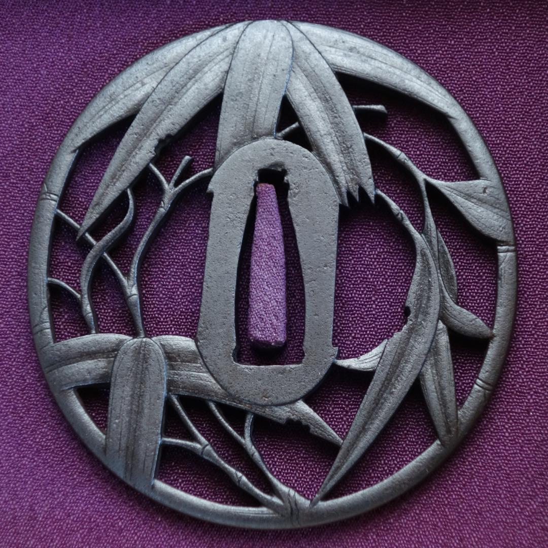 赤坂 鍔 鐔 刀装具 武具 骨董【在銘 武州住忠時 風竹透鍔】(鍔箱付き)