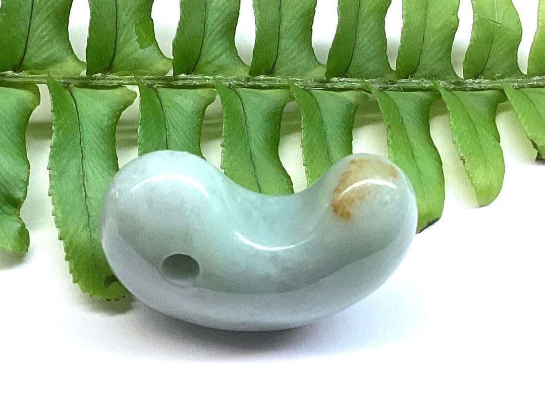 ✳紅色入り‼️ 繊細結晶の糸魚川翡翠勾玉　極上高品質の透過　本物を守護石に‼️