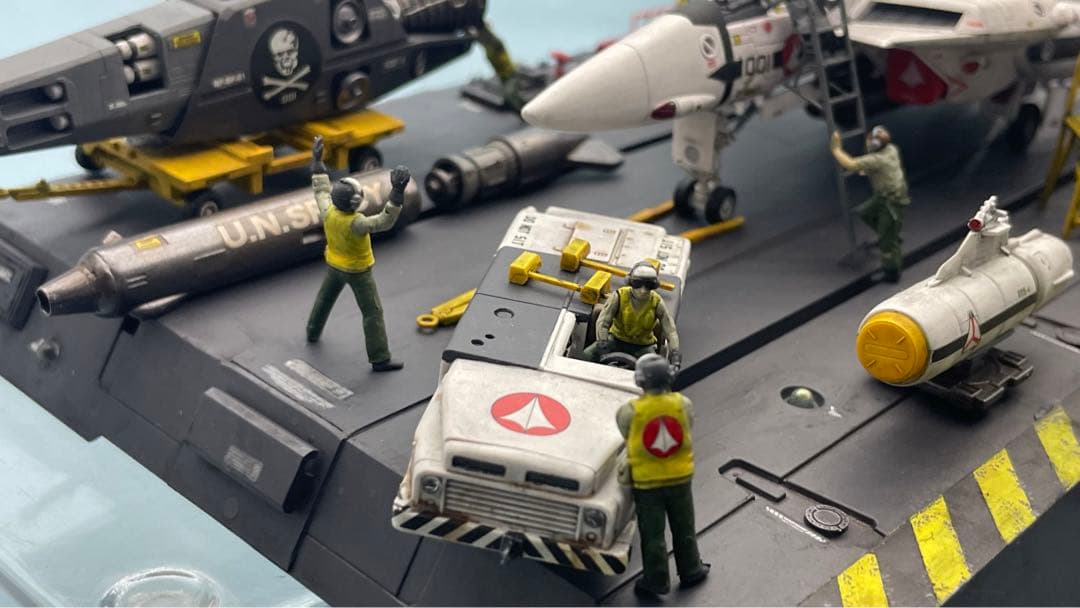 プラマックス　バリキリー ロイフォッカー機　整備中ジオラマ