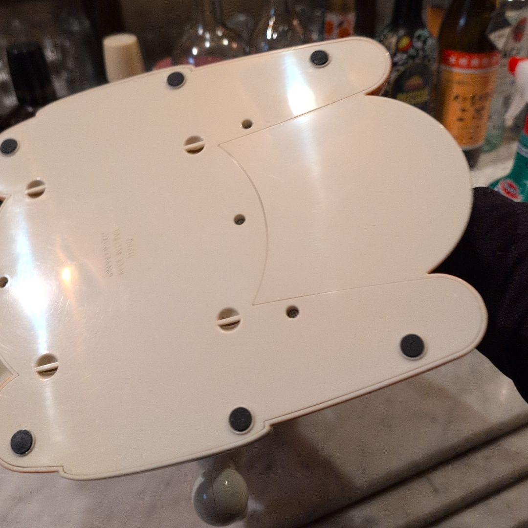 お酒をお酌するロボット （シャクライ君）