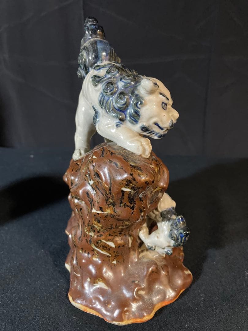 平戸焼 染付 獅子の子落とし 置物 / 陶器陶芸明治大学博物館特定コレクション