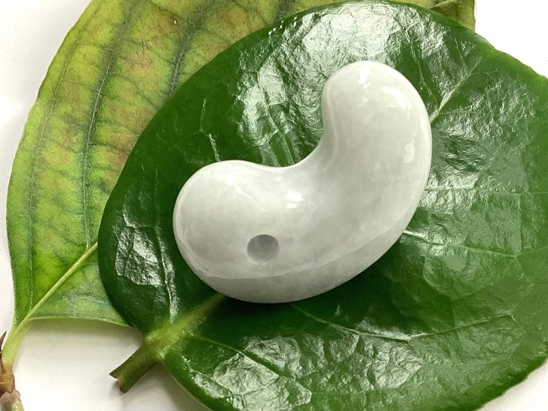 ✳白色糸魚川翡翠勾玉　本物保証品ジェダイト　即ご決断購入を　御守りをお身近に‼️