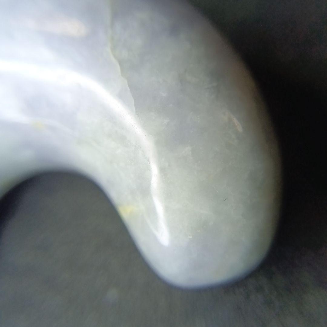 天然石 勾玉　淡い緑色と白色の混合　約18g