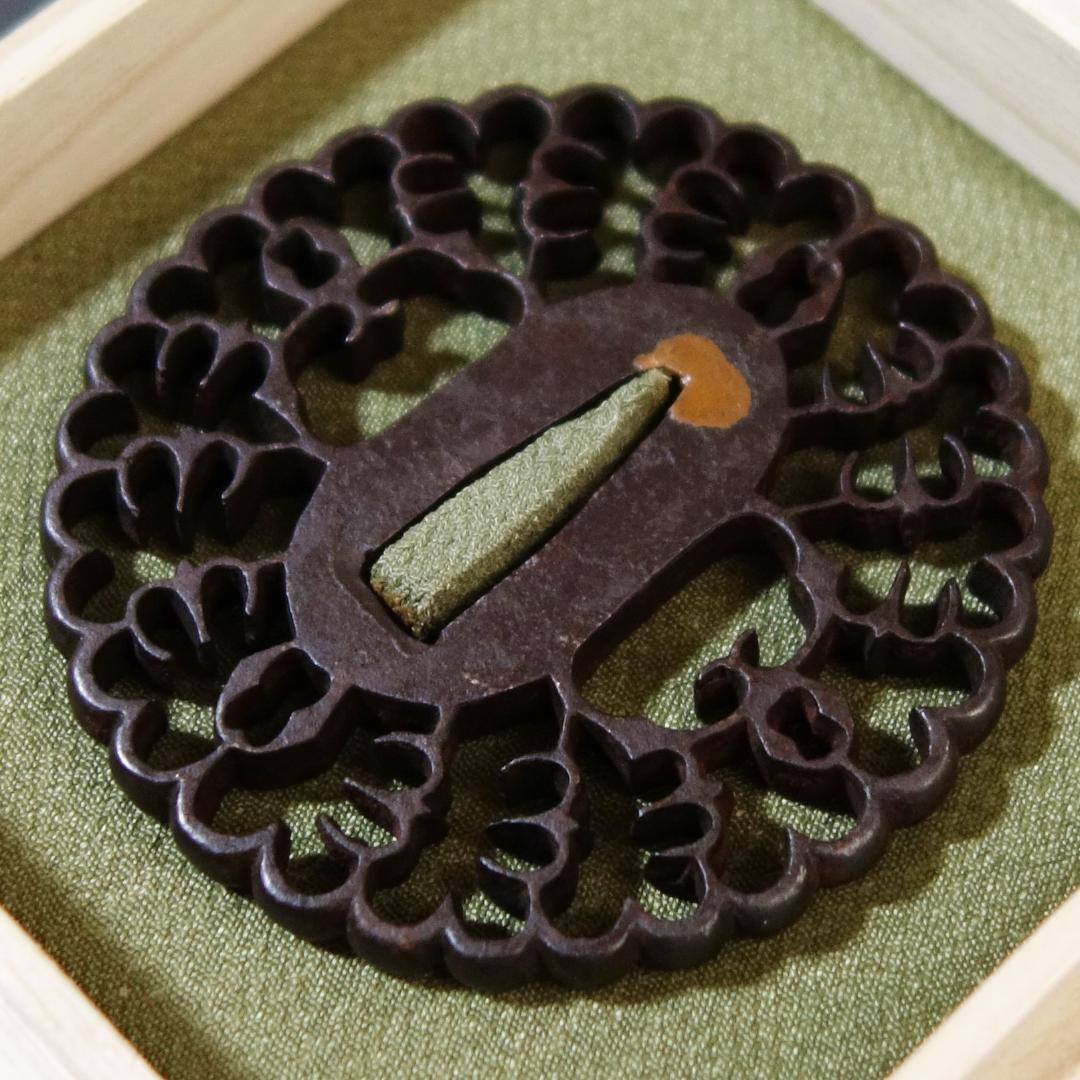 【抱茗荷雁金透鍔】鍔 鐔 鉄地 刀装具 日本刀 武具 骨董 アンティーク