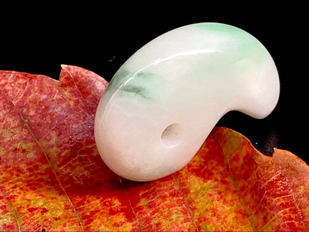 超レア‼️高額材料使用 ジェダイト糸魚川翡翠勾玉‼️ コレクション級　御守り　本物を