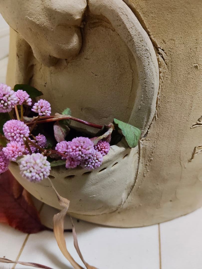 素焼き陶器·花かごを持った三つ編みの女の子と、ツノが愛らしい幼い鬼っ子