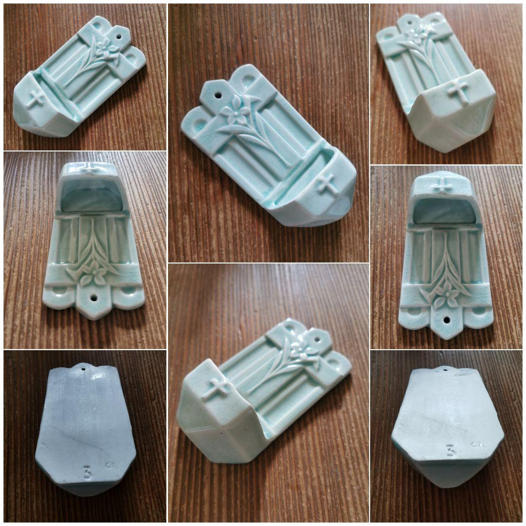 アンティーク 美しい青磁色 聖水入れ 百合紋様 十字架レリーフ 貫入 麻紐付