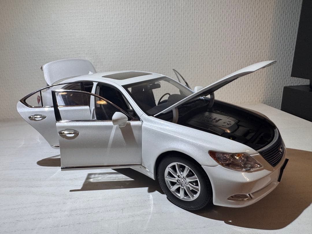 NOREV Lexus LS 460 1/18 ホワイト