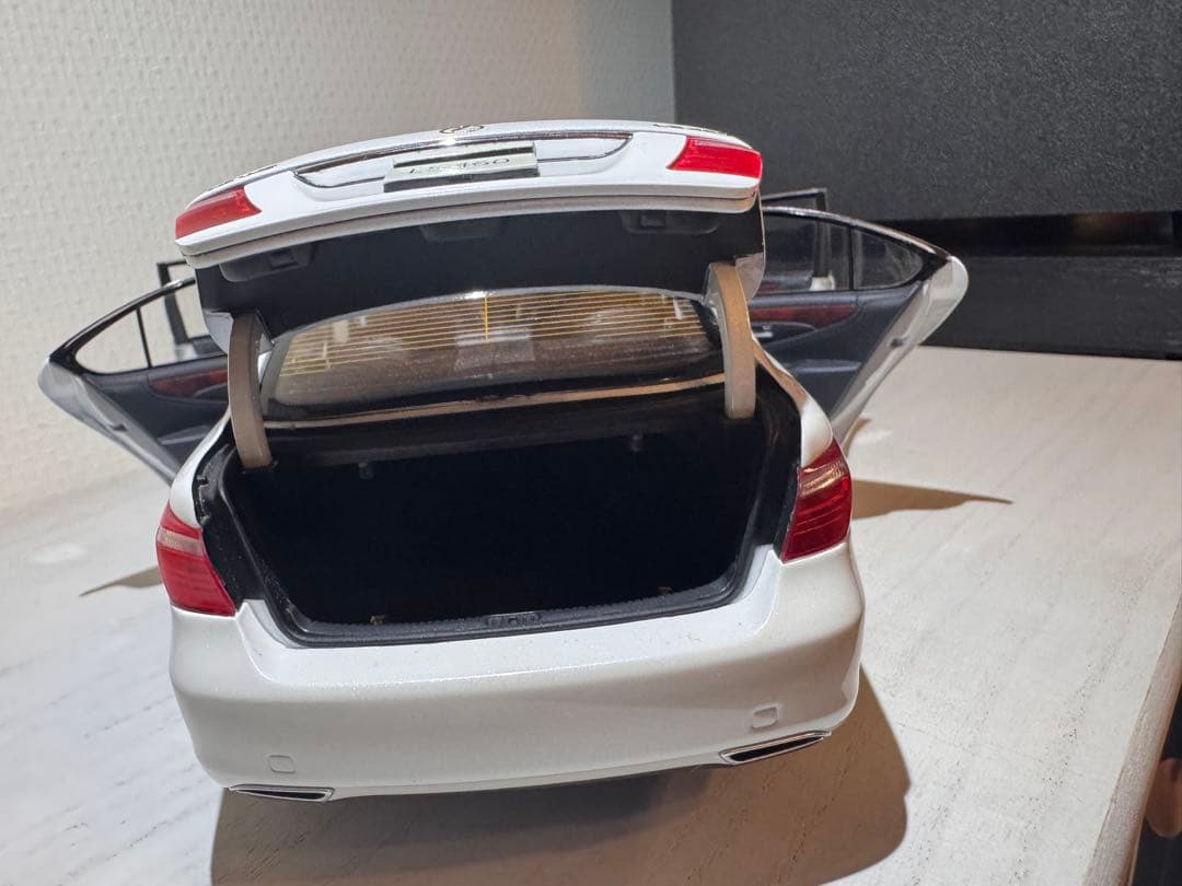 NOREV Lexus LS 460 1/18 ホワイト