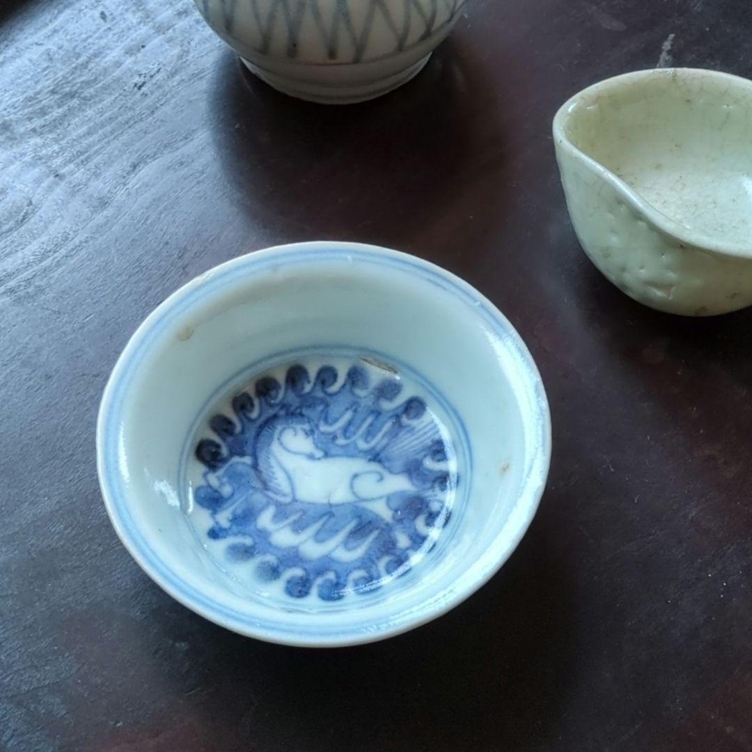 青白陶器の小皿 馬デザイン　午年　骨董品　初期伊万里　飛馬　酒盃