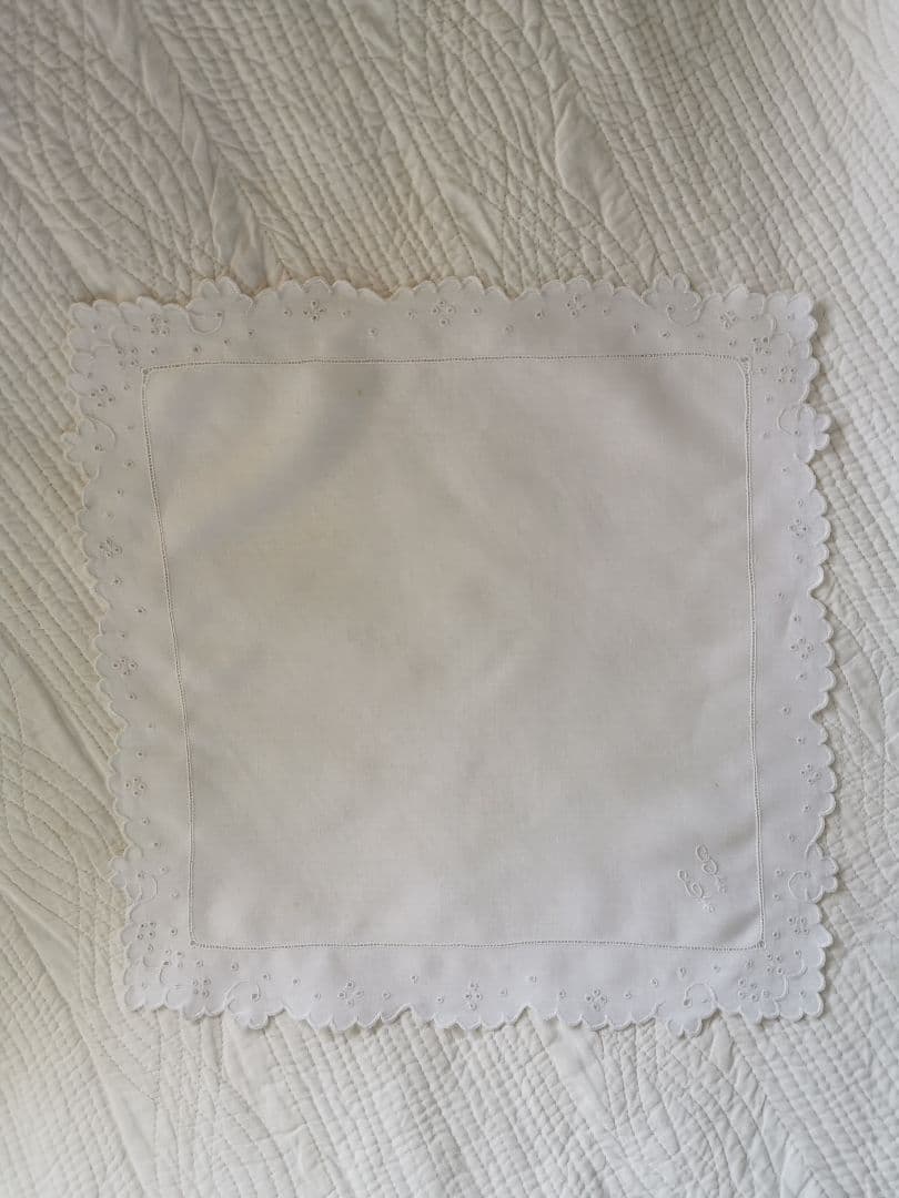 アンティークフランス 細やかなアイレット&スカラップ&花文字刺繍 リネンハンカチ