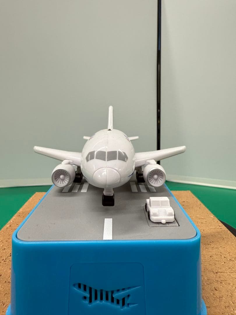 美品新品未開封！希少です。飛行機貯金箱 ANA Ver タイヤの収納が綺麗！