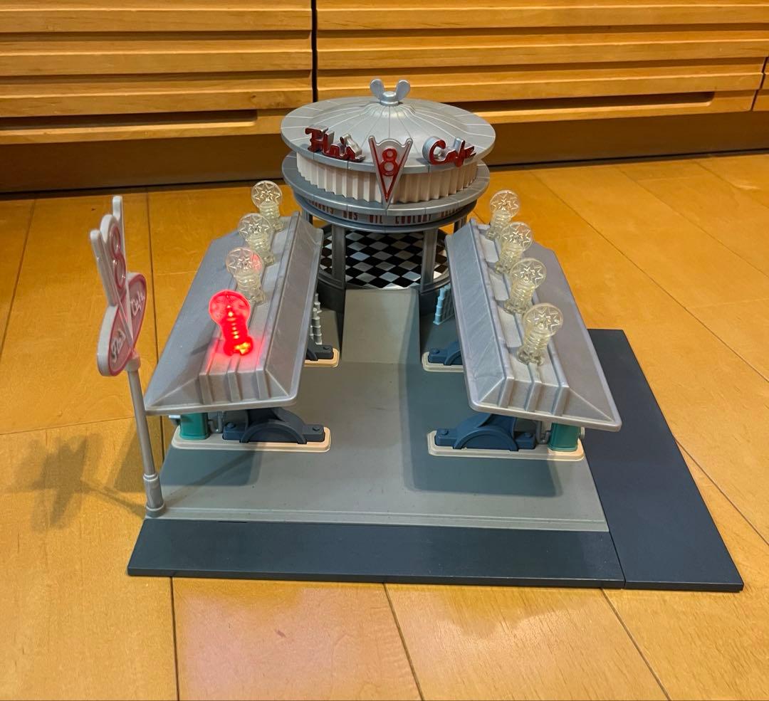 マテル　カーズ　フローのV8カフェギミック付きプレイセットフロー1台付き