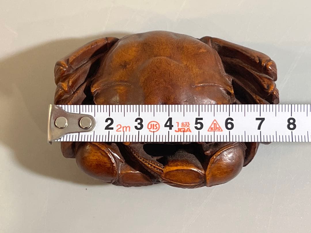 木製カニの彫刻